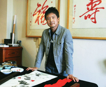 Художник Цай Юй-чэнь всегда скромен и сдержан, особенно когда работает