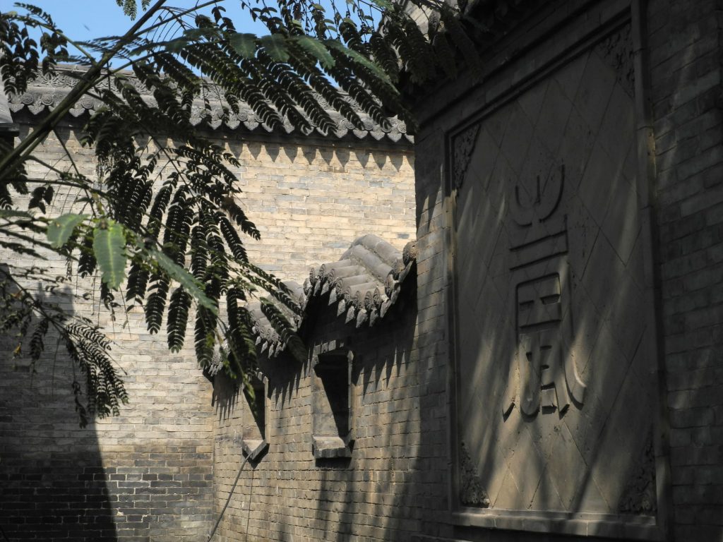 Стена сада в виде изгибающегося дракона в усадьбе клана Ван. Фото Т.Ян
