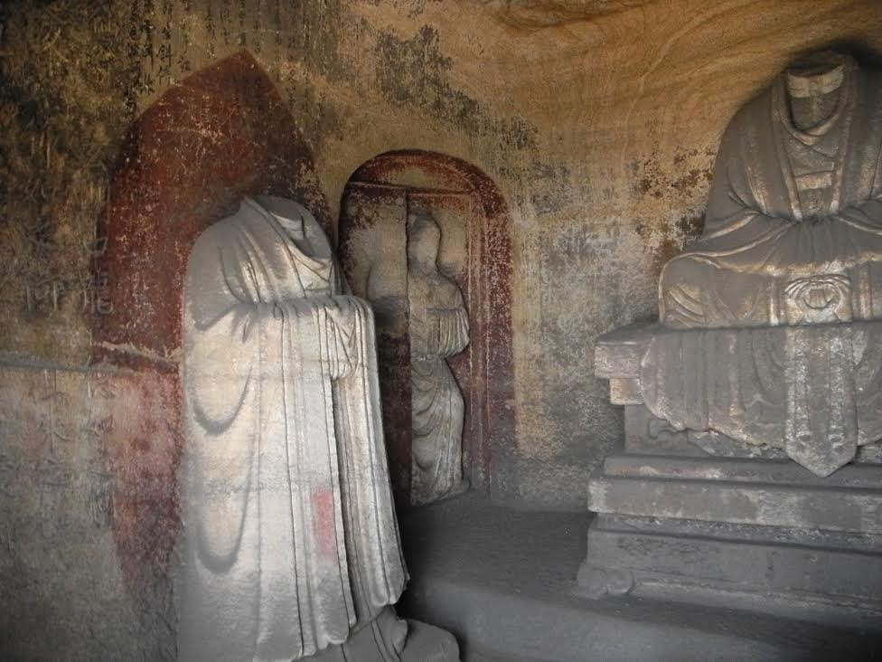 Пещера со статуей Сун Дэфана и прислужницей в дверях. (№412). Фото Т. Ян.