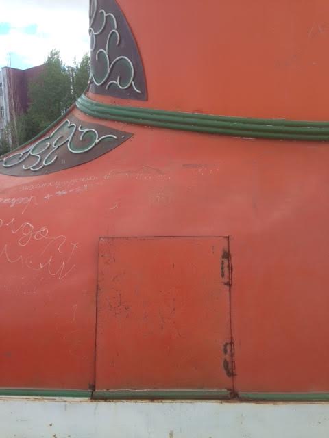 Дверца в каптёрку внутри сапога-памятника в Ховде 
