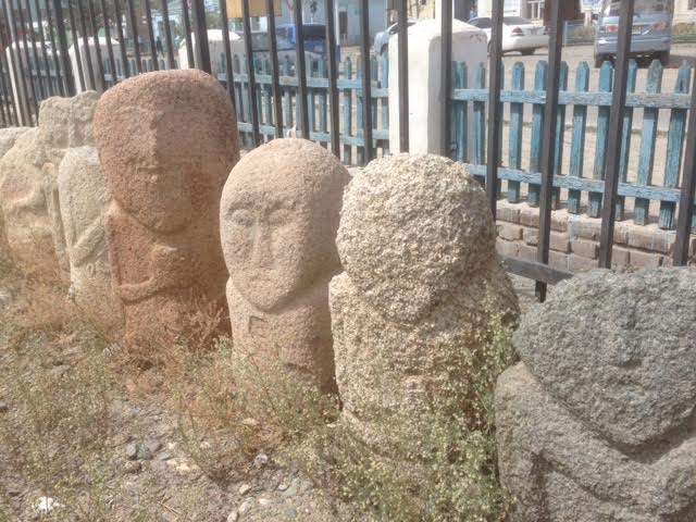 Каменные бабы во дворе музея в Баян-Ульги 